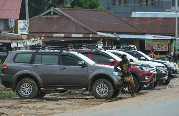 Di Papua mobil  mewah  gini malah dijadiin angkot doang