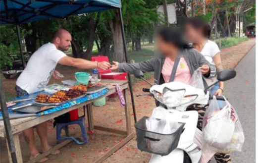 Bule jualan ayam bakar