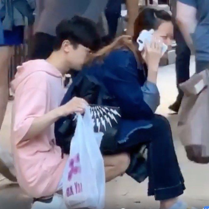 Cowok jadi kursi demi pacar