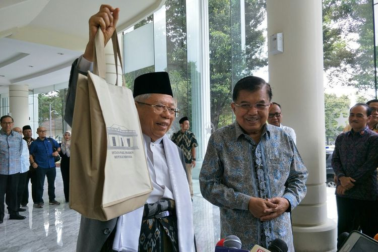 Ma'ruf Amin tenteng 'tas Wapres'