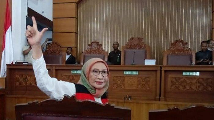 Ratna Sarumpaet salam dua jari saat sidang putusan