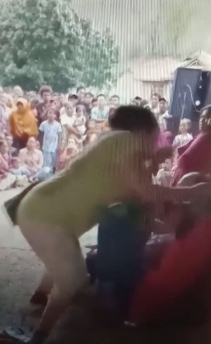 suami dihajar istri gara-gara nonton biduan nyanyi