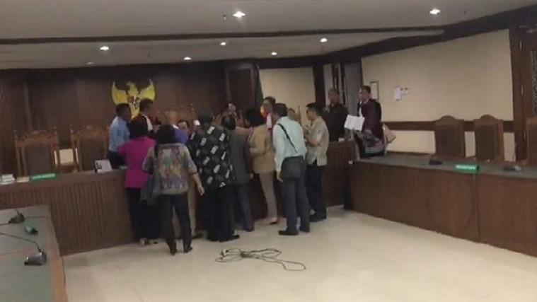 Pengacara Tomy Winata Serang Hakim Pakai Ikat Pinggang