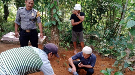 Seorang pria gali kuburan ayahnya