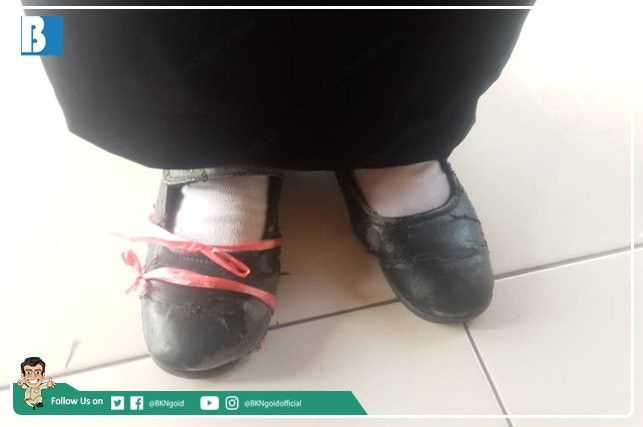 Ikut ujian dengan sepatu usang