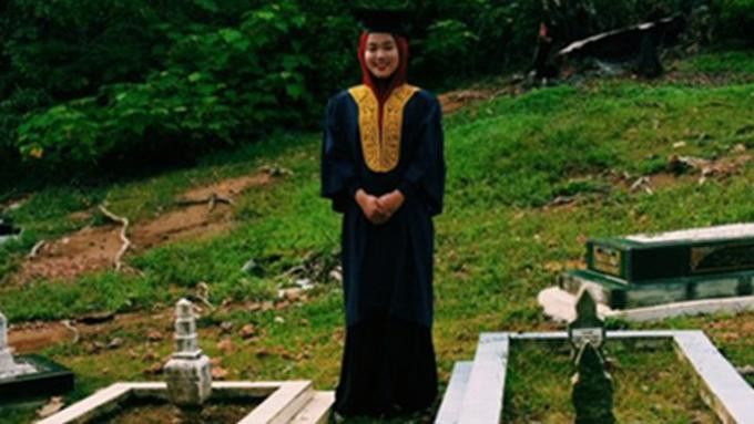 Pemilik akun @shewasokay di makam kedua orangtuanya