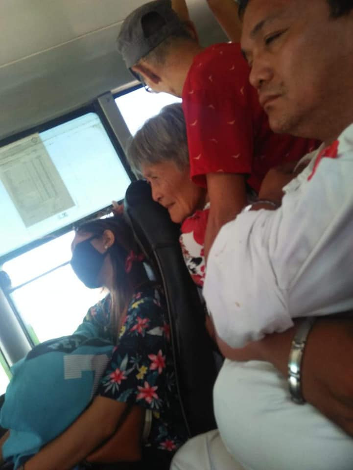 Pasangan lansia di bus