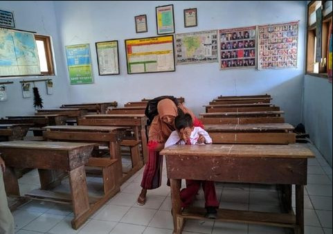 Haru! Kedua Kakinya Tak Bisa untuk Melangkah, Bocah SD Ini Tetap Semangat untuk Sekolah