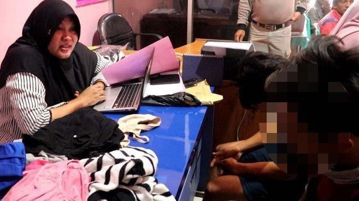 Kedua pelaku pemerkosaan saat menjalani pemeriksaan