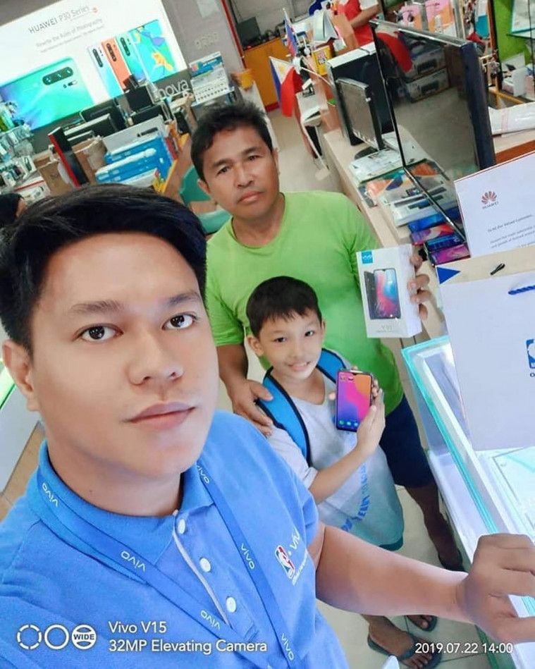 Ayah membelikan ponsel untuk anak