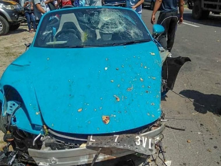 Tabrak Pohon Mobil Super Car Senilai Rp 2 Miliar Ringsek