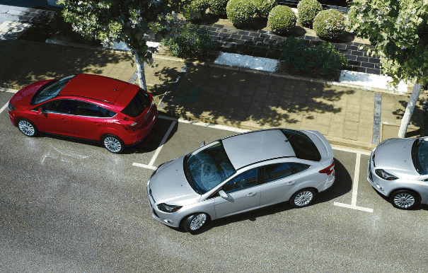 Parkiran mobil dipasangi batu nisan