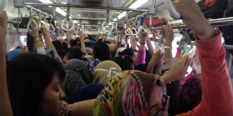 Memakai hula hoop di kereta