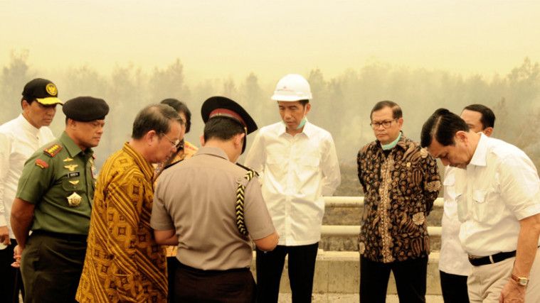 Marah, Jokowi Ancam Copot Pangdam dan Kapolda Jika Tak Atasi Kebakaran Hutan
