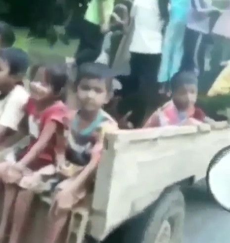 teman-teman sekampung diajak naik mobil pick up