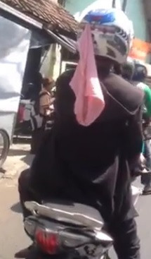 celana dalam pink nyangkut di helm