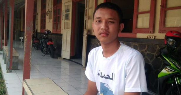 Pelajar nekat dekati polisi yang terbakar untuk menolong