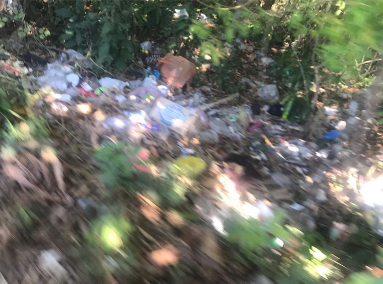Protes karena sampah