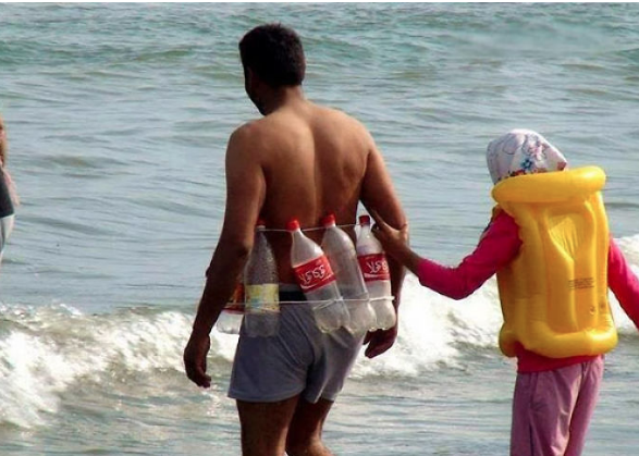 hal absurd di pantai