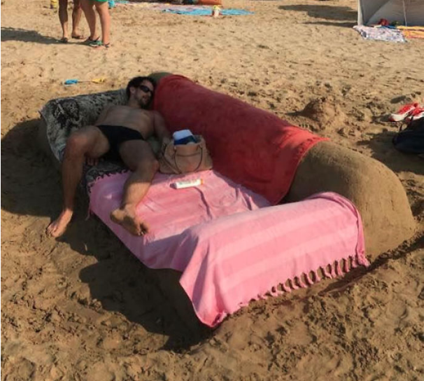 hal absurd di pantai