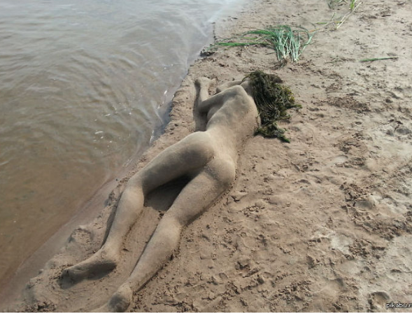 hal absurd di pantai