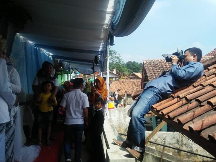 kerja keras fotografer dilokasi yang tak strategis