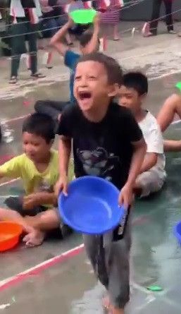 setelah nyiram malah ngakak