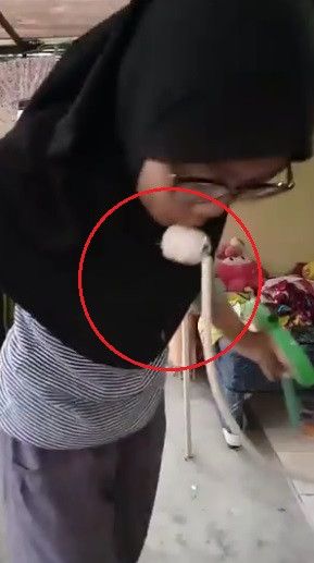 adegan saat cium colokan listrik