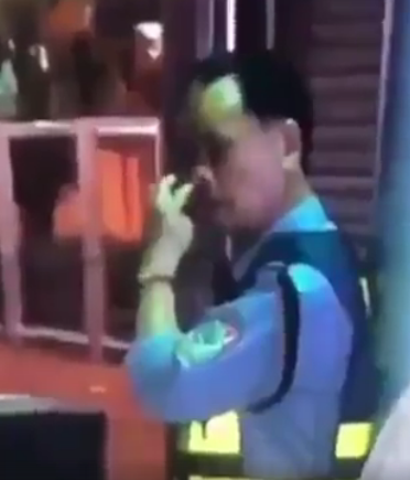 pria terekam kamera sedang cabut bulu hidung