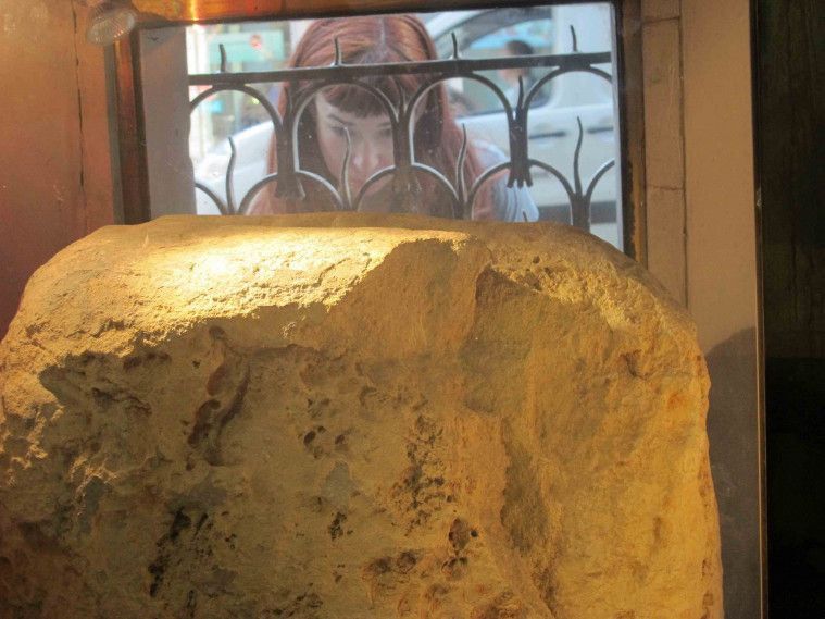 Batu ini sudah menjadi bagian dari kota London selama berabad-abad