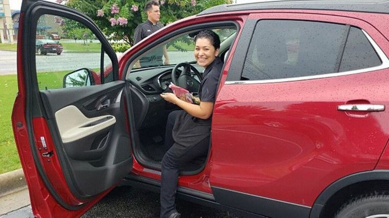 Maria Berpose Dalam mobil Barunya