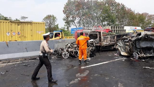 Truk pasir yang terguling di Tol Cipularang