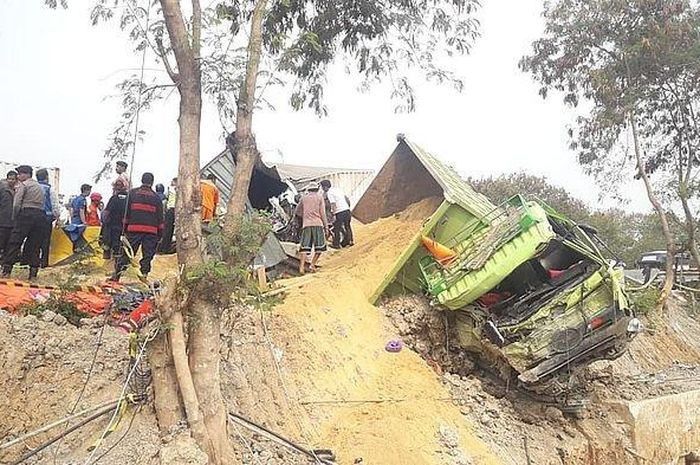 Sopir truk pasir yang terguling di tol Cipularang
