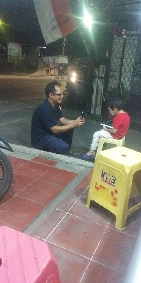 Memperbaiki ponsel seorang ayah