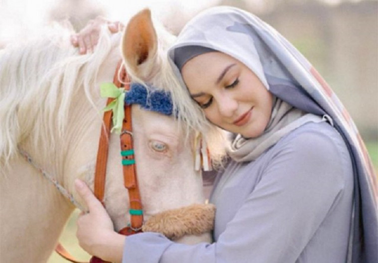 Foto kehamilan Irish Bella