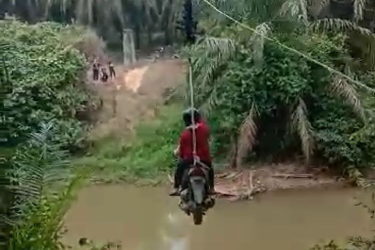 Viral! Tak Ada Jembatan, Motor Ini Terbang dengan Flying Fox untuk Seberangi Sungai