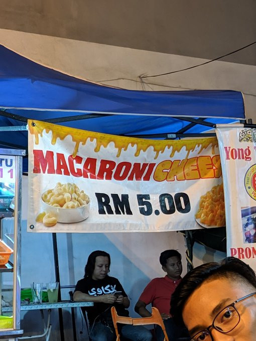 Memesan makaroni keju