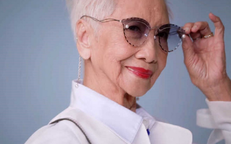 Gara-gara cucunya, Alice tiba-tiba menjadi model untuk brand-brand ternama.