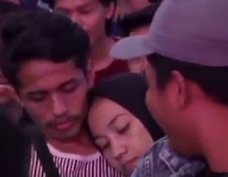 tak sadar meski kamera tertuju kepadanya