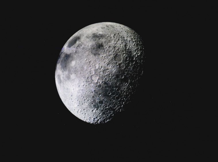 kotoran manusia di bulan