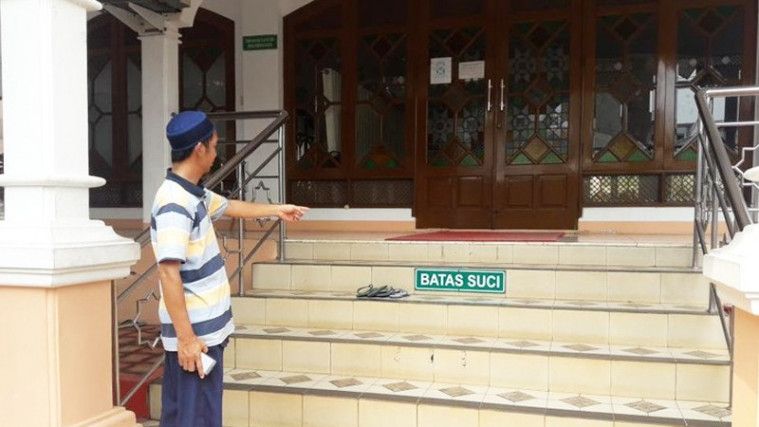 Viral Polisi Masuk Masjid Pakai Sepatu, Kapolda Sulsel Minta Maaf