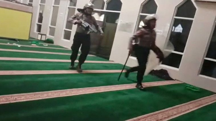 Kapolda Soal Polisi Masuk  Masjid Pakai Sepatu  di Sulsel