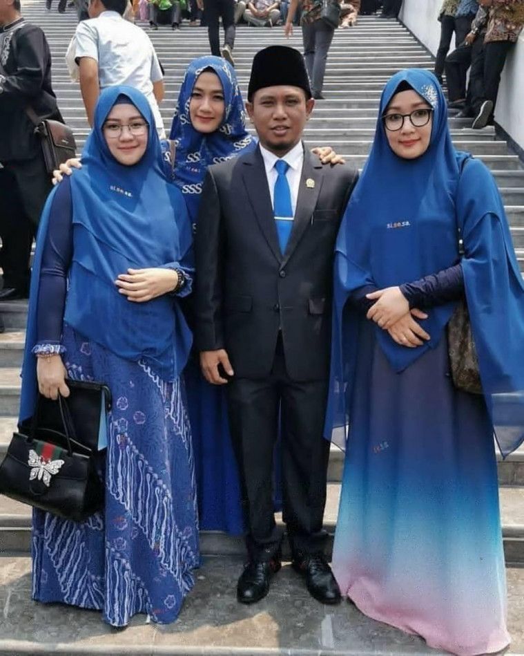 Lora Fadil bersama ketiga istrinya hadiri pelantikan DPR