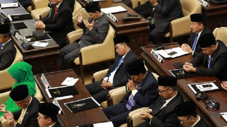Lora Fadil bersama ketiga istrinya hadiri pelantikan DPR