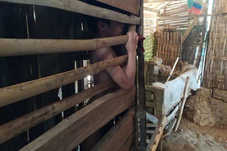 Bocah dikurung di kandang ayam
