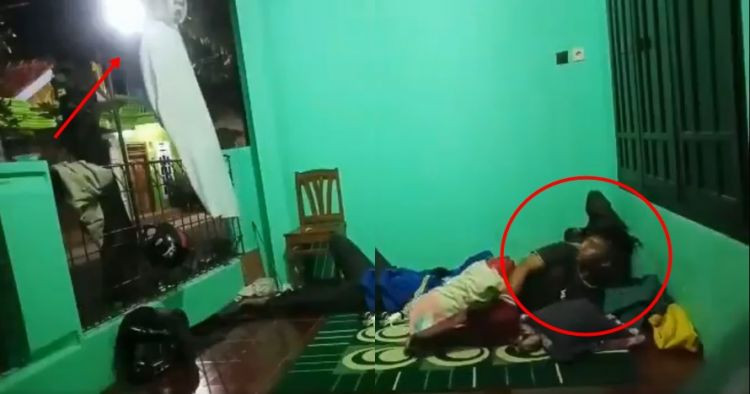 Pocong Beraksi