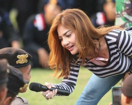 Beberapa artis serta pedangdut tanah air tampak menghibur para personel TNI serta Polri yang s Hibur Anggota TNI-Polri, Irma Darmawangsa Bergaya Nungging Hingga Disawer di Dada.