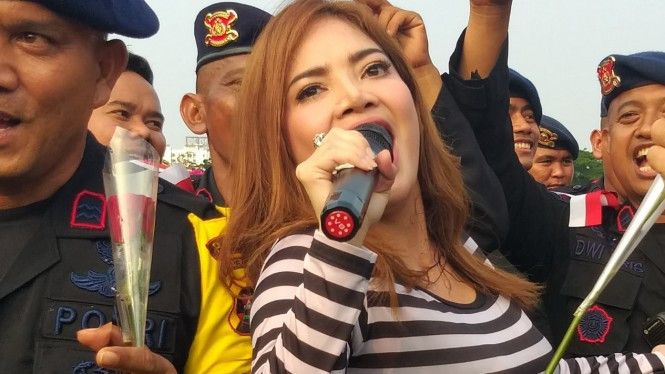 Beberapa artis serta pedangdut tanah air tampak menghibur para personel TNI serta Polri yang s Hibur Anggota TNI-Polri, Irma Darmawangsa Bergaya Nungging Hingga Disawer di Dada.