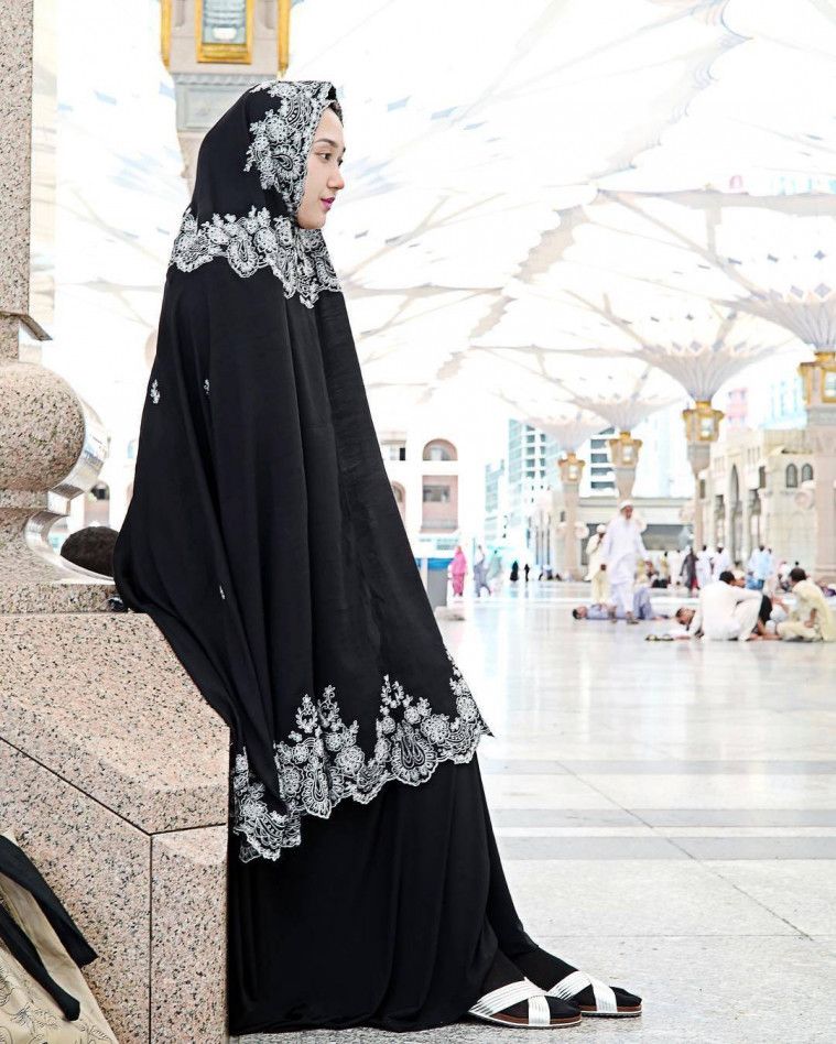 ootd hijab artis umroh