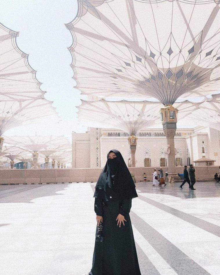 OOTD Selebriti Hijabers yang Stylish dan Syar’i Saat Umrah